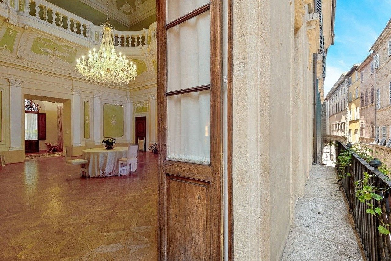 Fotky Palác v historickom centre Sieny – 700 m² s tanečnou sálou a rokokovými štukmi