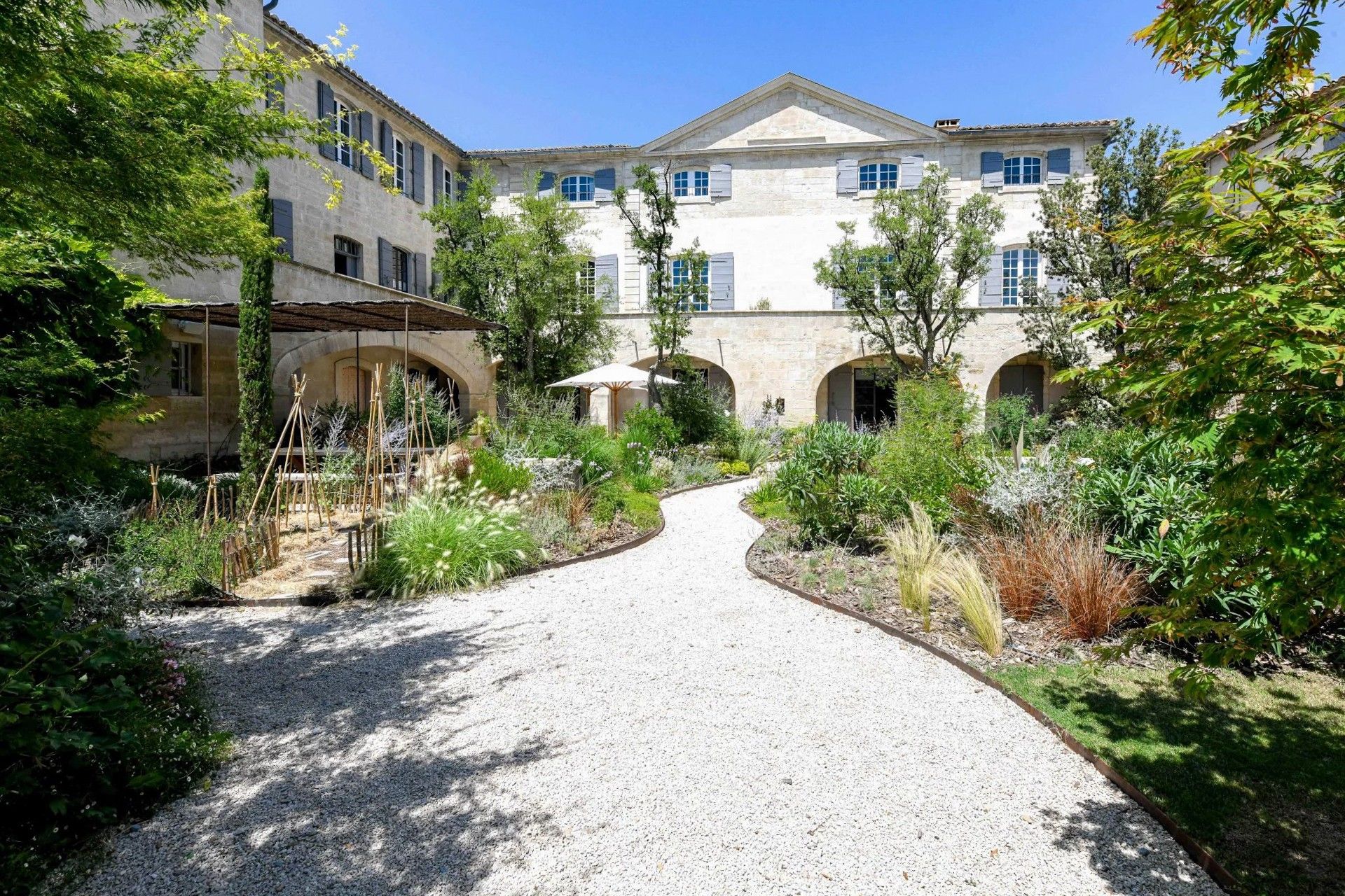 Fotky Historická nehnuteľnosť vysokej triedy pri Avignone v Provensálsku