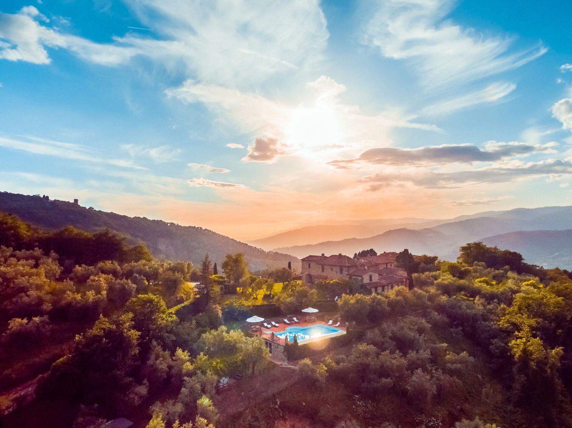 Fotky Historická nehnuteľnosť s dvoma vilami a vysokým ročným obratom neďaleko Florencie