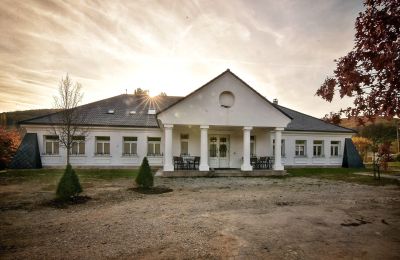 Kaštieľ na predaj Trenčiansky kraj, okres Trenčín, Melčice - Lieskové, Melčice, Západné Slovensko, Pohľad z prednej strany