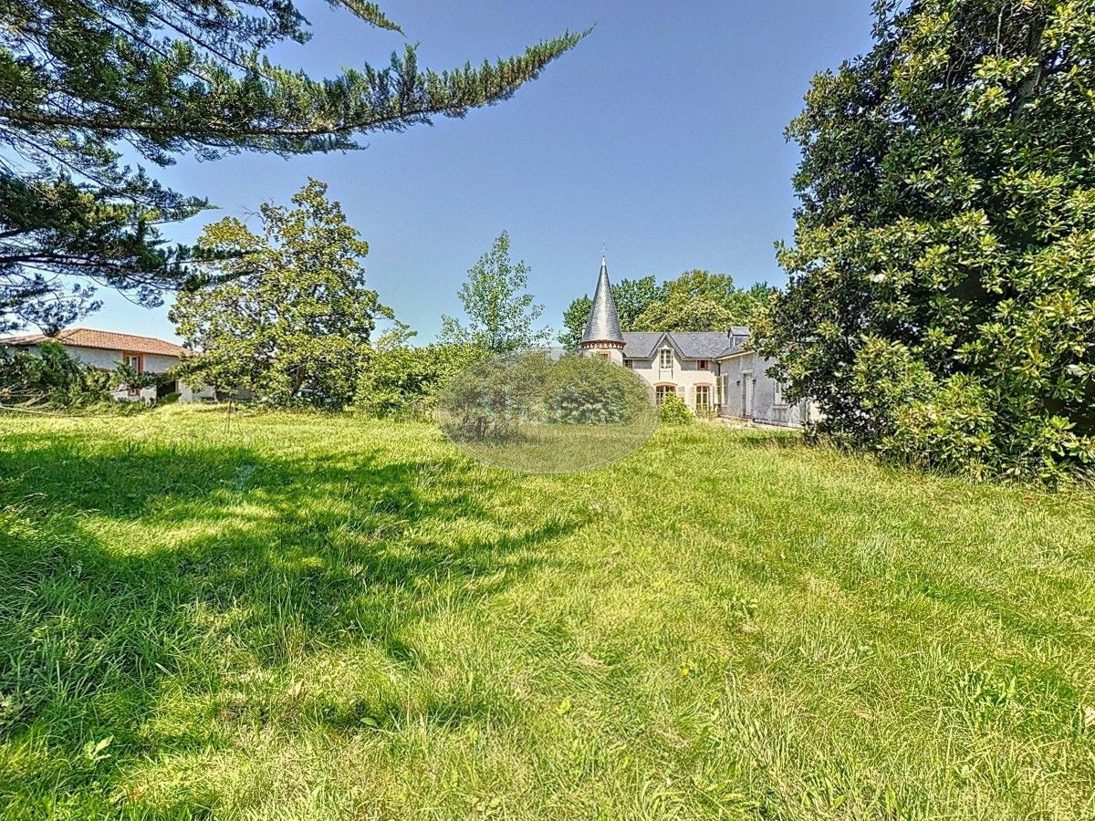 Fotky Perla v samote s vedľajšími budovami a 2 hektármi pozemku