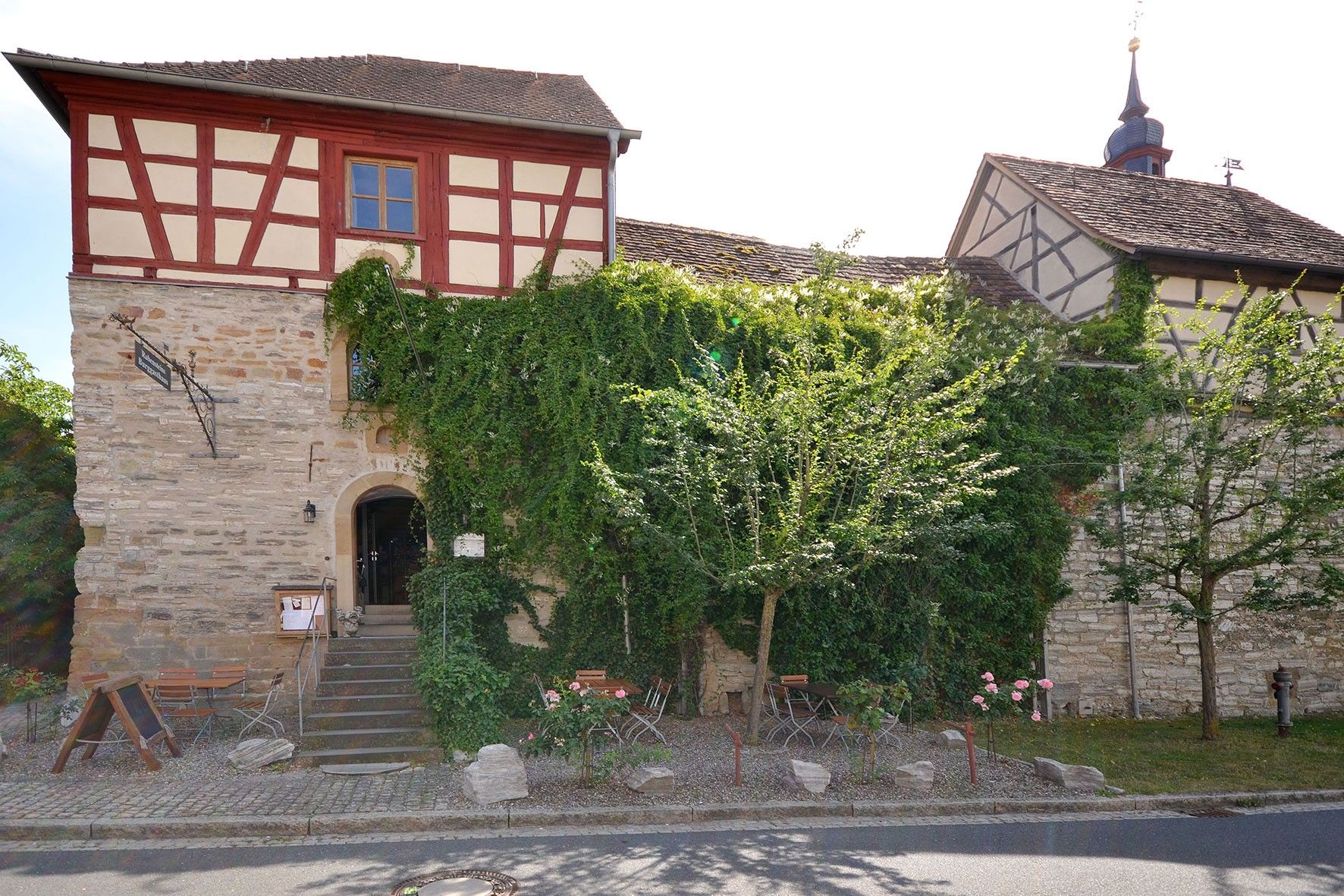 Fotky Historický opevnený kostolný areál na predaj v meste Ellingen, Bavorsko