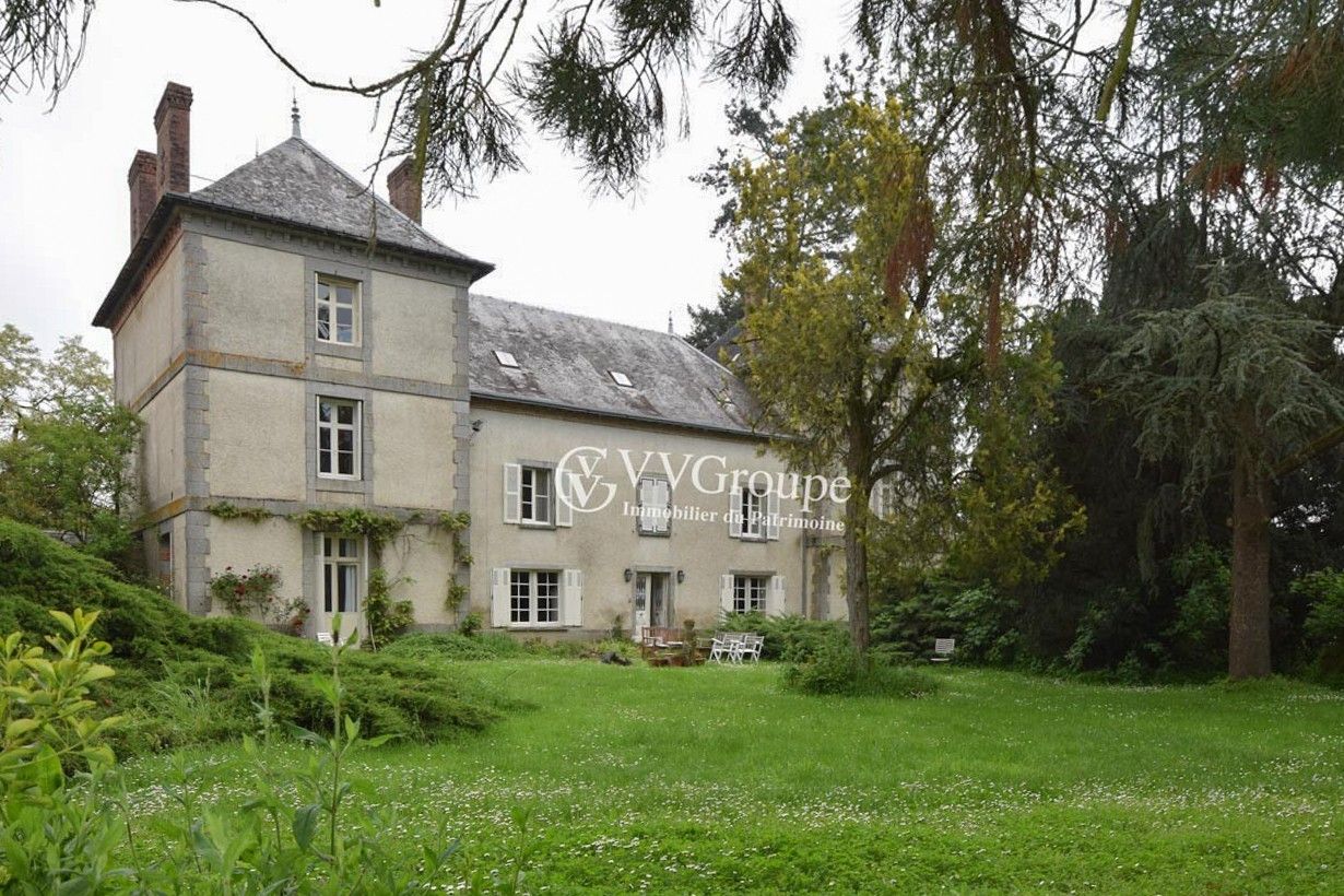 Fotky Kaštieľ v regióne La Marche blízko Le Dorat