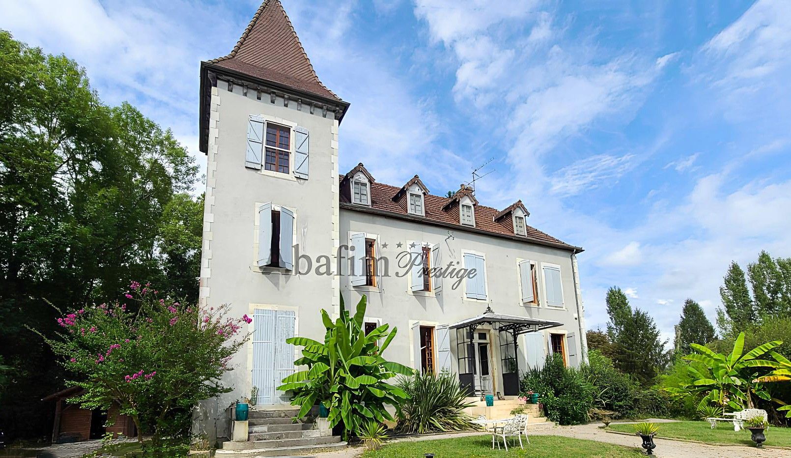 Fotky Chateau pri Pau s veľkým parkom a stajňami pre kone