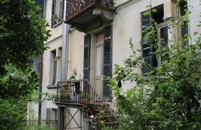 Historická vila na predaj Faido, Ticino, lato giardino con ingresso a sala da pranzo/ingresso studio medico/accesso giardino posteriore