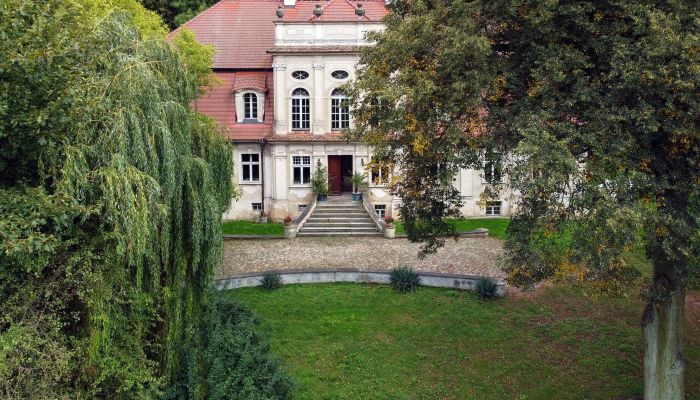 Barokový kaštieľ s rokokovou sálou, parkom, vedľajšími budovami a kaplnkou