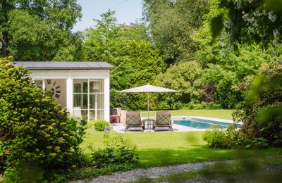 Zámok na predaj 4693 Desselbrunn, Horné Rakúsko, Blick vom weitläufigen Schlossgarten in Richtung Poollandschaft 