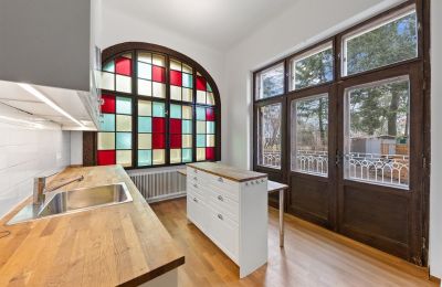 Historická vila na predaj Währing, Viedeň, Die charmante Küche mit farbigen Bleiglas-Fenstern