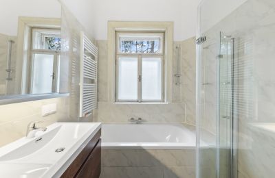 Historická vila na predaj Währing, Viedeň, Das Tageslicht-Badezimmer