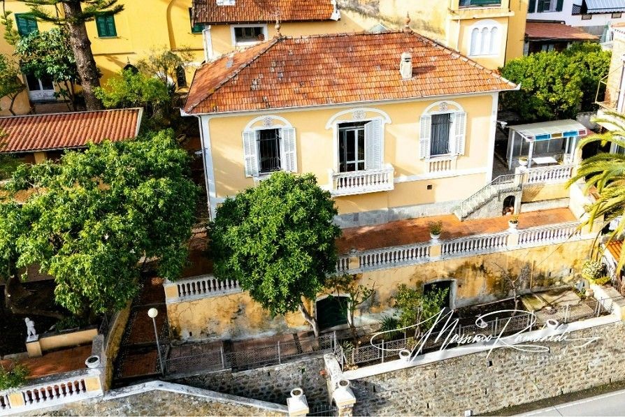 Fotky Villa Martini ora Revelli, in stile Liberty, in vendita a Taggia