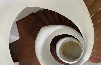 Zámok na predaj 84375 Kirchdorf am Inn, Hofmarkstraße 2, Bayern, Treppenhaus: große Wendeltreppe von EG bis DG