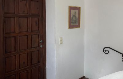 Zámok na predaj 84375 Kirchdorf am Inn, Hofmarkstraße 2, Bayern, Treppenhaus: Eingangstür zum 1. Stock