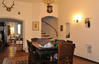 Zámok na predaj 84375 Kirchdorf am Inn, Hofmarkstraße 2, Bayern, 1. Stock: Esszimmer mit Blick zu Küche und interner kleinen Wendeltreppe