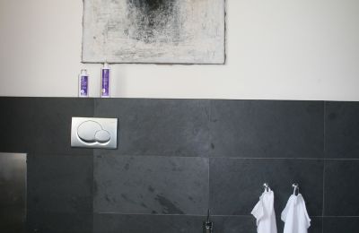 Byt v historickej budove na predaj Gera, Vollersdorfer Str. 56, Thüringen, Schieferbad Bide und Toilette
