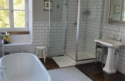 Vidiecky dom na predaj Mouzon, Nouvelle-Aquitaine, Kúpeľňa