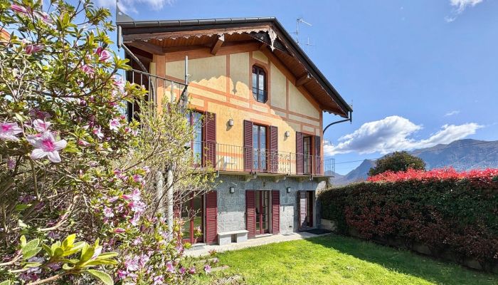 Restaurerat historiskt hus med tre bostäder och sjöutsikt