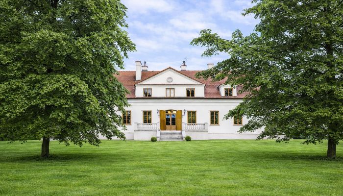Rekonstruovaný kaštieľ na severe od Varšavy, 6 hektárov parku, vedľajšie budovy a rybník