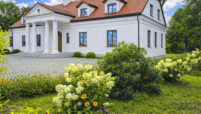 Rekonstruovaný kaštieľ na severe od Varšavy, 6 hektárov parku, vedľajšie budovy a rybník