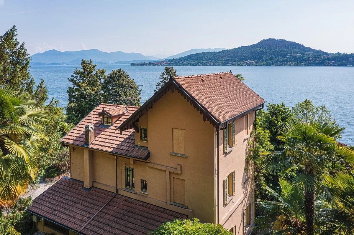 Fotky Prestigiosa proprietà conposta da villa e dependance davanti al lago Maggiore