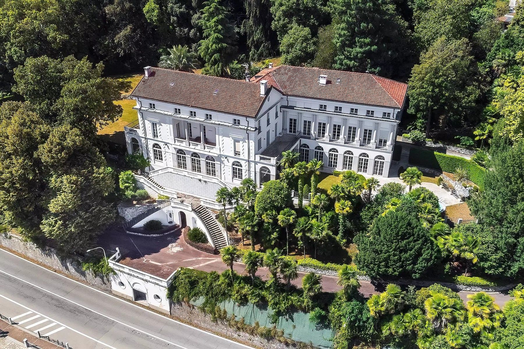 Fotky Monumentálna vila na brehu jazera Maggiore