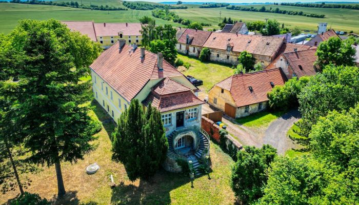 Neskorobarokový kaštieľ s hospodárskym dvorom v Milčevsi