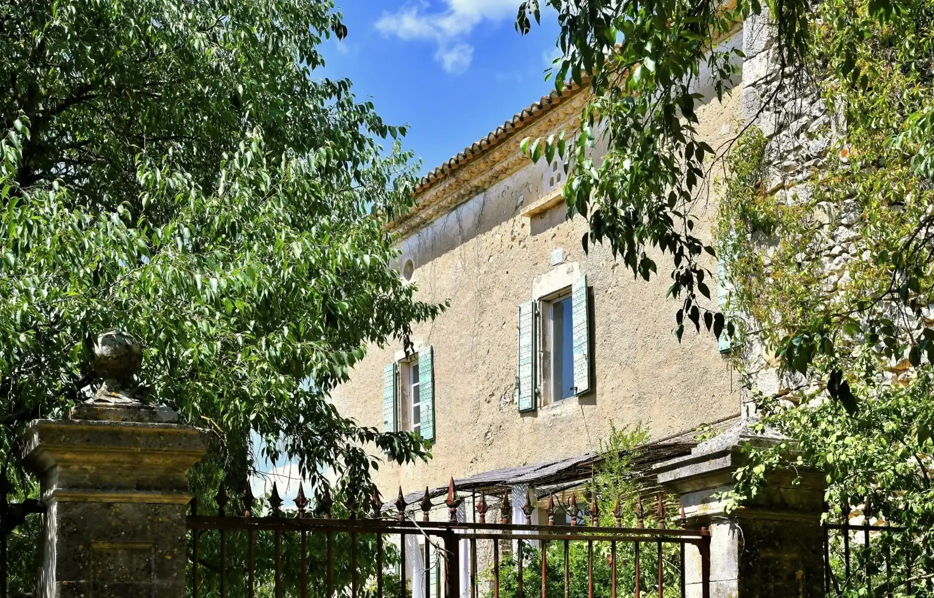 Fotky Mas (provensálsky vidiecky dom) pri Uzès s výhľadom na kopce, ateliérom a časťou pre hostí