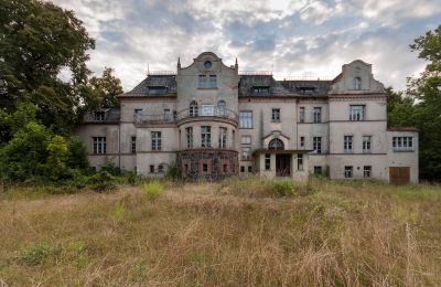 Zámok na predaj Bronów, Pałac w Bronowie, województwo dolnośląskie:  Pohľad z prednej strany