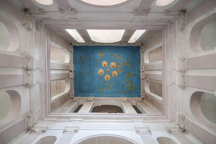 Monumentálne schodisko a centrálna sála v kaštieli Ivenack