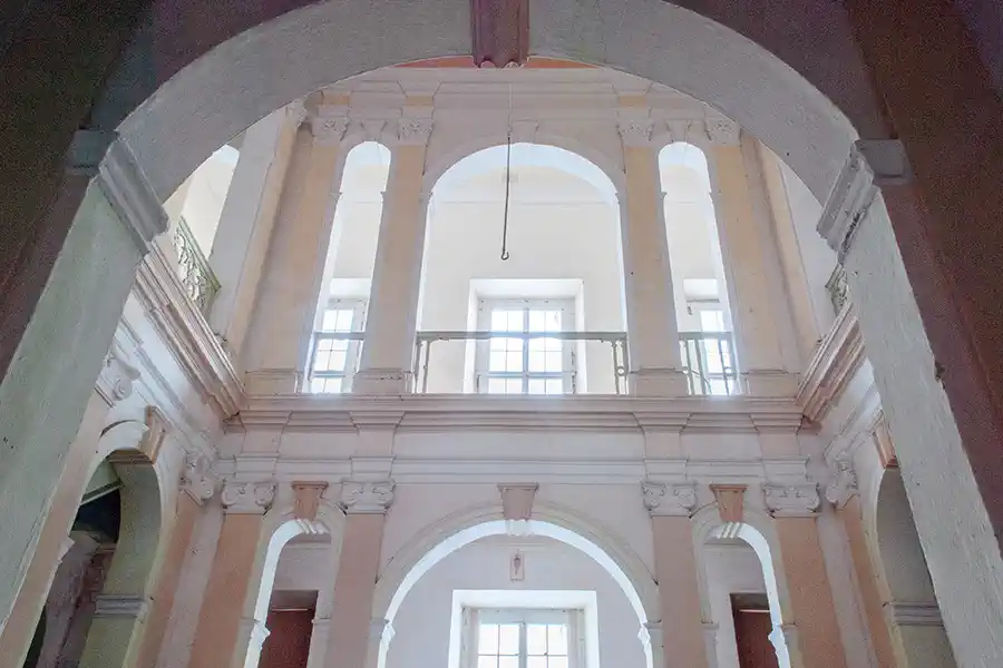 Schodisko a centrálna sála v kaštieli Kummerow