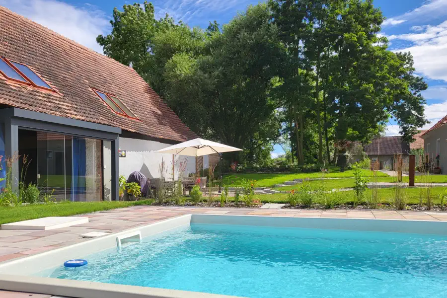 Kaštieľ s záhradou a bazénom