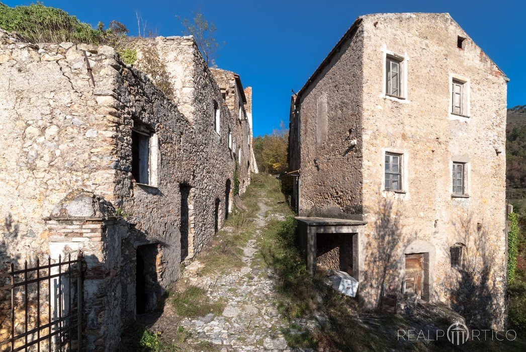 Häuserruinen eines alten Bergdorfs in Italien, Taliansko