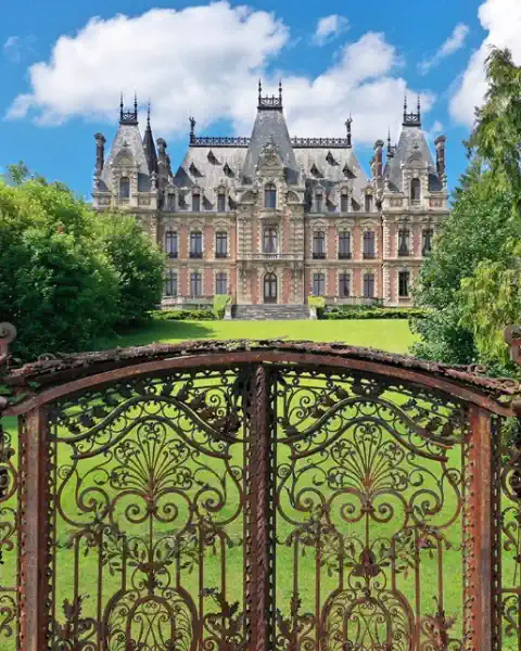 Fotiek /pp/lumen/chateaux-france.webp