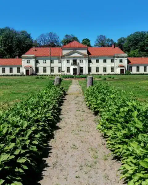 Fotiek /pp/lumen/manors-latvia.webp