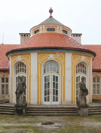 Lovecký zámoček v lese pri Karlových Varoch, Karlovy Vary, Karlovarský kraj