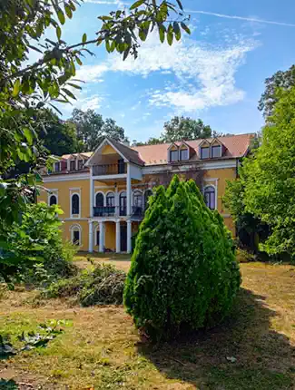 Kaštieľ v Kovárciach, severne od Nitry, Kovarce, Nitriansky kraj
