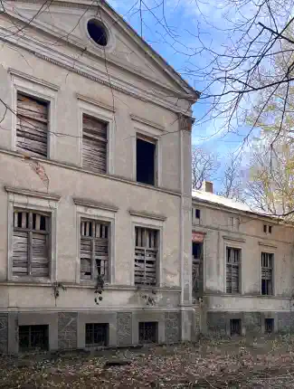 Neoklasicistická kúria vo Západnom Pomoransku pri Baltskom mori, Kępica, województwo zachodniopomorskie