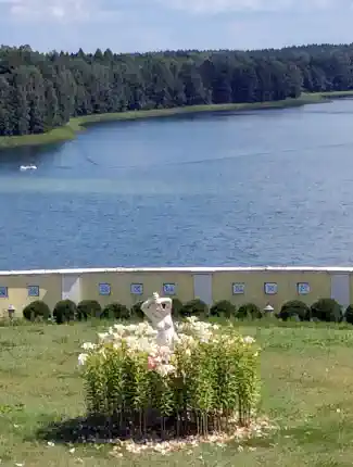 Kaštieľ pri jazere na Mazurách, neďaleko Olsztyna, Olsztyn, Warmia a Mazury