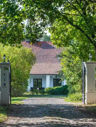 Kúria s parkom a hospodárskymi budovami neďaleko Varšavy, Trębki Nowe, Mazovsko
