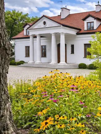 Rekonstruovaný kaštieľ na severe od Varšavy, 6 hektárov parku, vedľajšie budovy a rybník, Strzegocin, Mazovsko