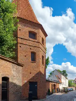 Historická obranná veža v historickom centre mesta Toruń, Toruń, Kujavsko-Pomoransko