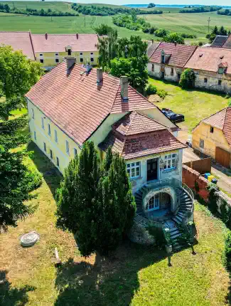 Neskorobarokový kaštieľ s hospodárskym dvorom v Milčevsi, Žatec, Ústecký kraj